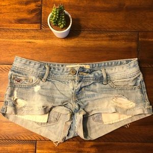 Low rise denim shorts 💙
